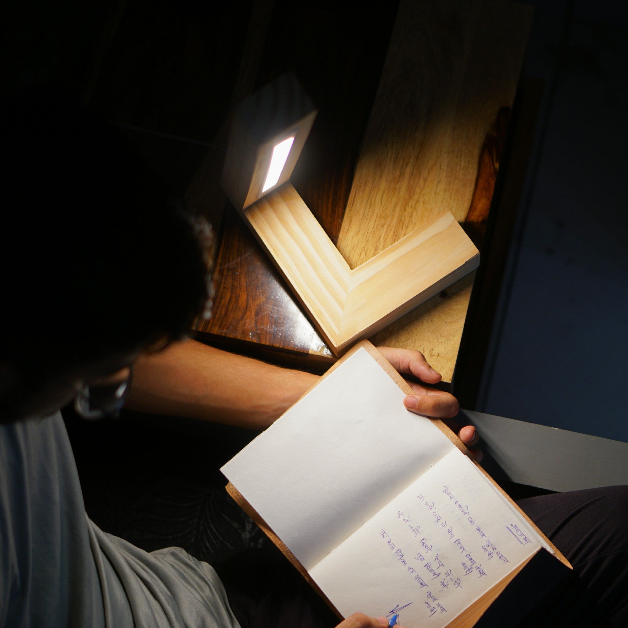 Lunivo – L-Shaped Pine Wood Table Lamp
