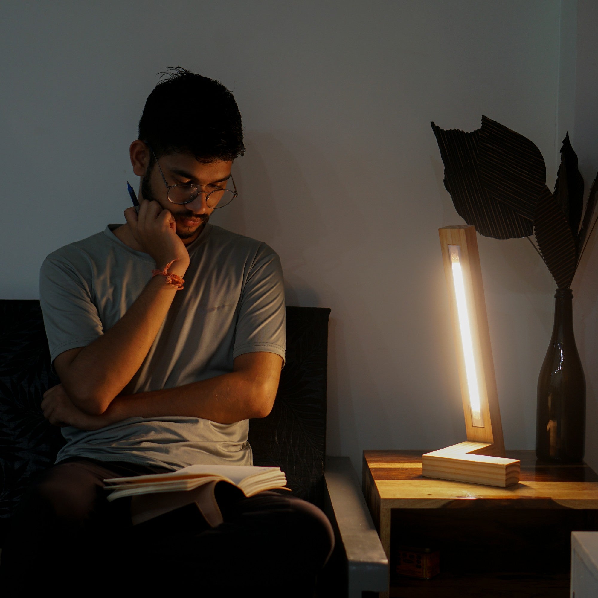 Lunivo – L-Shaped Pine Wood Table Lamp